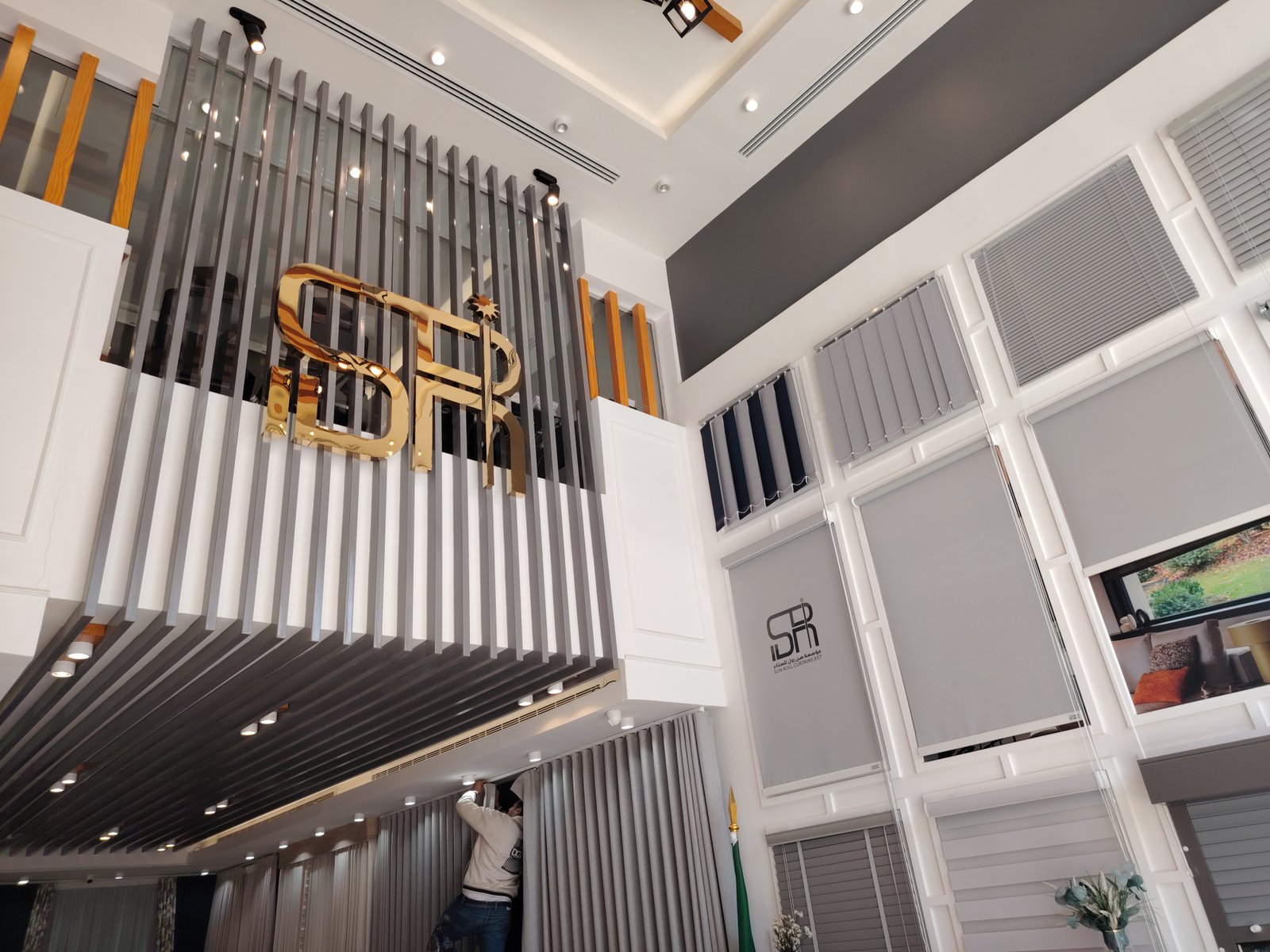 مسارات الستائر اليدوية صورة 2 - صن رول ستاير وكنب ومجالس عربية 